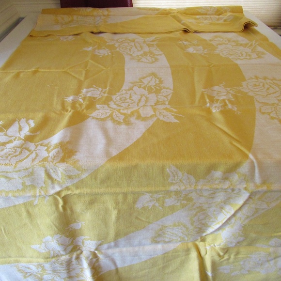 4 Gold & white Rose embossed cloth napkins and Tablecloth - Picture 11 of 15